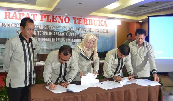 <b>Foto:</b> Anggota KPU Provinsi Jambi